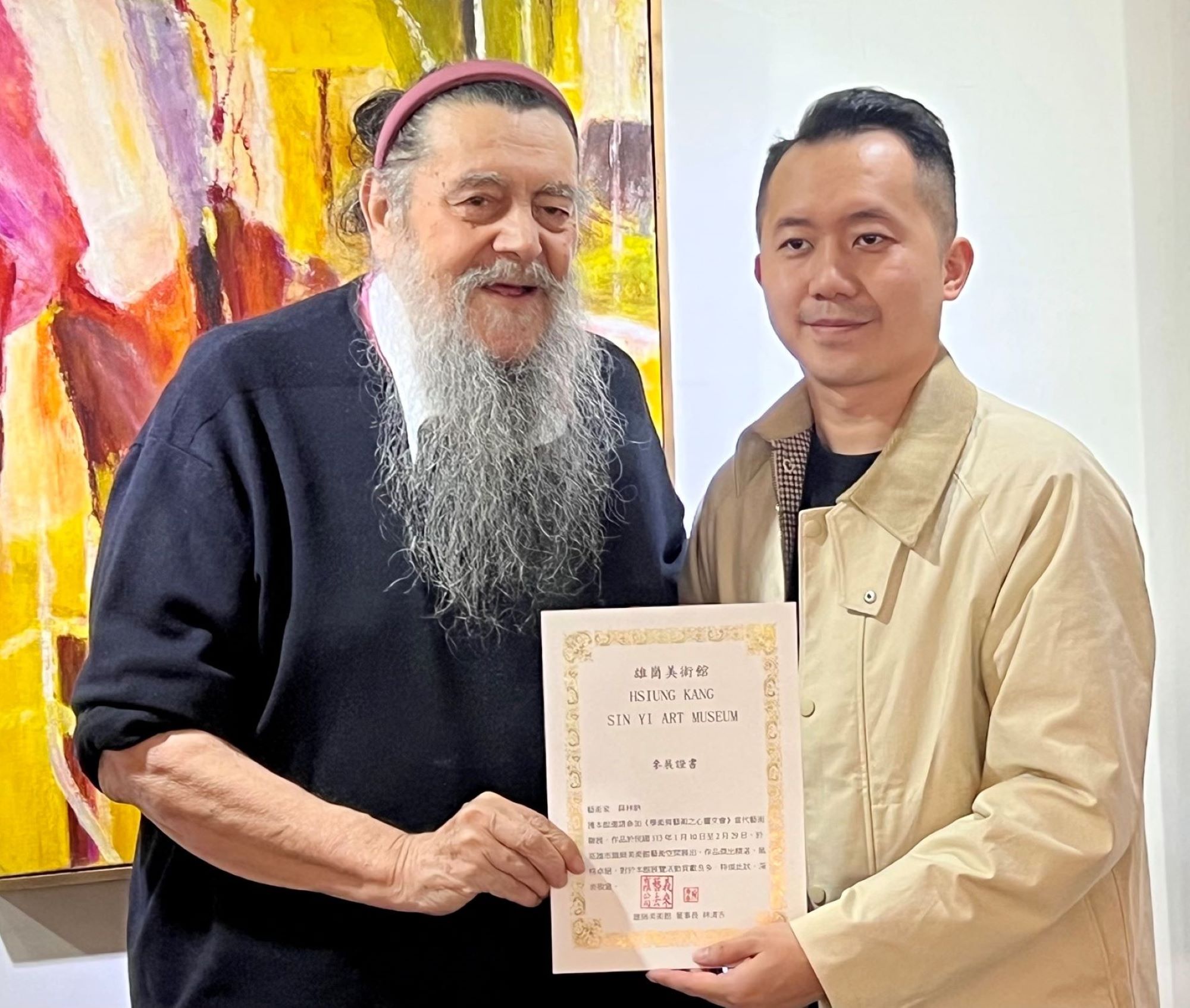 ▲雄崗美術館「學術與藝術之心靈交會」聯展展出薛林納（左）作品高醫創辦人杜聰明雕像，館方贈狀致謝。（記者程啟峰攝）
