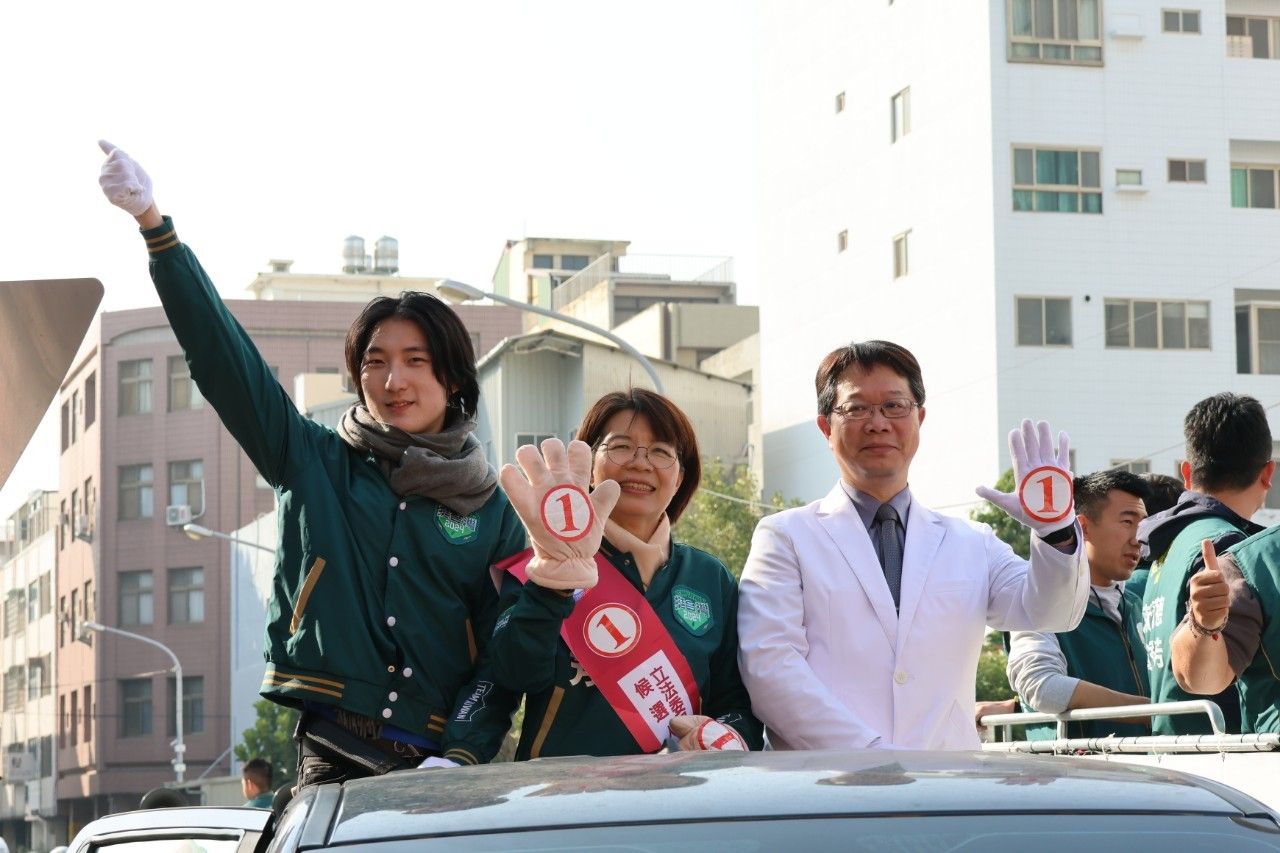 ▲選戰倒數最後一天，彰化第二選區立委候選人黃秀芳把握最後關鍵時刻拜票，展開全天候車隊掃街催票。（立委候選人黃秀芳競總提供）