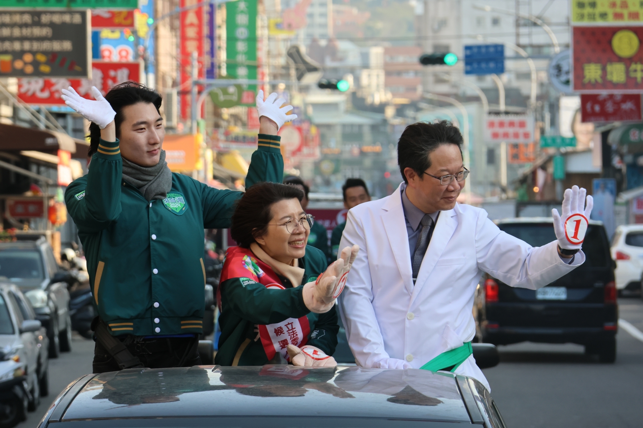▲選戰倒數最後一天，彰化第二選區立委候選人黃秀芳把握最後關鍵時刻拜票，展開全天候車隊掃街催票。（立委候選人黃秀芳競總提供）