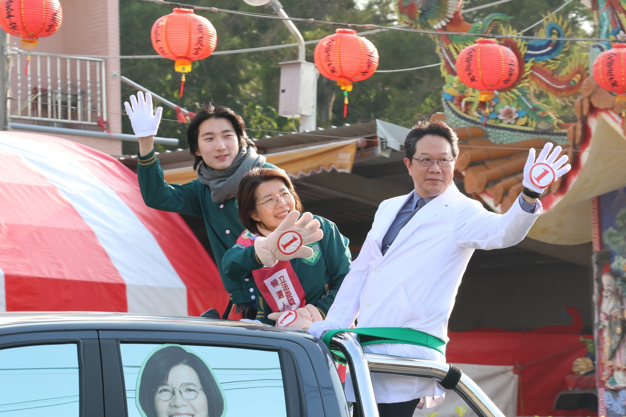 ▲選戰倒數最後一天，彰化第二選區立委候選人黃秀芳把握最後關鍵時刻拜票，展開全天候車隊掃街催票。（立委候選人黃秀芳競總提供）