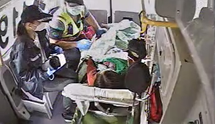 ▲彰化市東區消防分隊消防員日前幫1名孕婦在戶外空地接生,順利產下小男嬰,母子均安。(彰化消防局提供)