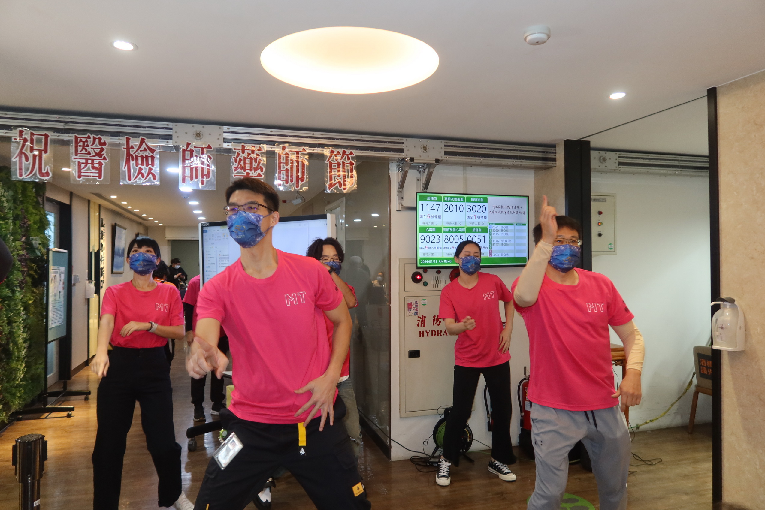 ▲彰化秀傳醫院檢驗科以動感的舞蹈拉開醫檢師、藥師節慶祝活動序幕，強調醫檢師和藥師在醫療過程中扮演著非常重要的角色。（記者張溎壕攝）