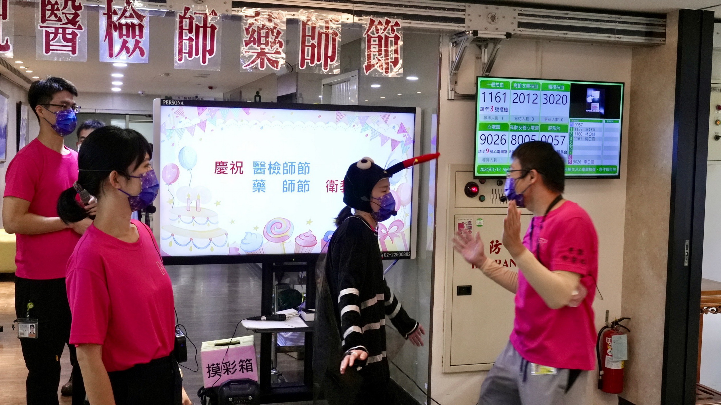 ▲彰化秀傳醫院檢驗科以動感的舞蹈拉開醫檢師、藥師節慶祝活動序幕，強調醫檢師和藥師在醫療過程中扮演著非常重要的角色。（記者張溎壕攝）