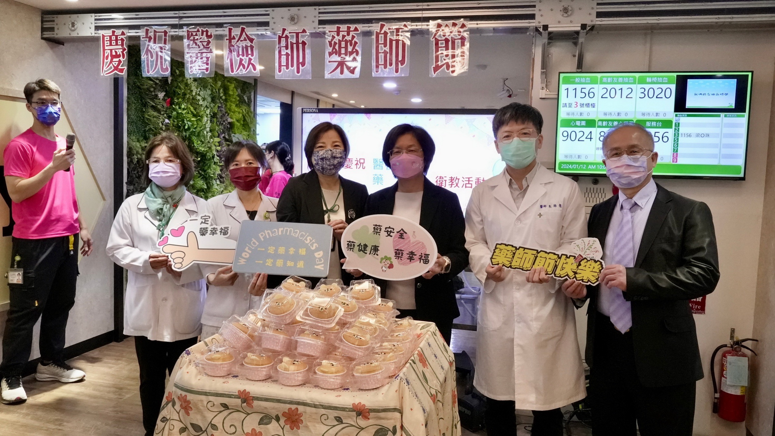 ▲彰化秀傳醫院檢驗科以動感的舞蹈拉開醫檢師、藥師節慶祝活動序幕，強調醫檢師和藥師在醫療過程中扮演著非常重要的角色。（記者張溎壕攝）