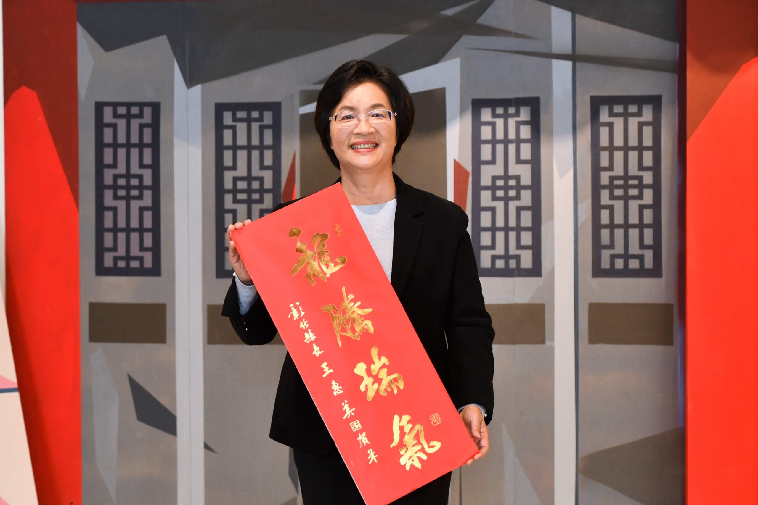 ▲「龍騰瑞氣」！為迎接2024「龍」年到來，彰化縣政府特別邀請書法名家吳肇勳老師書寫，融合書法藝術內涵春聯供民眾免費索取。（縣府提供）