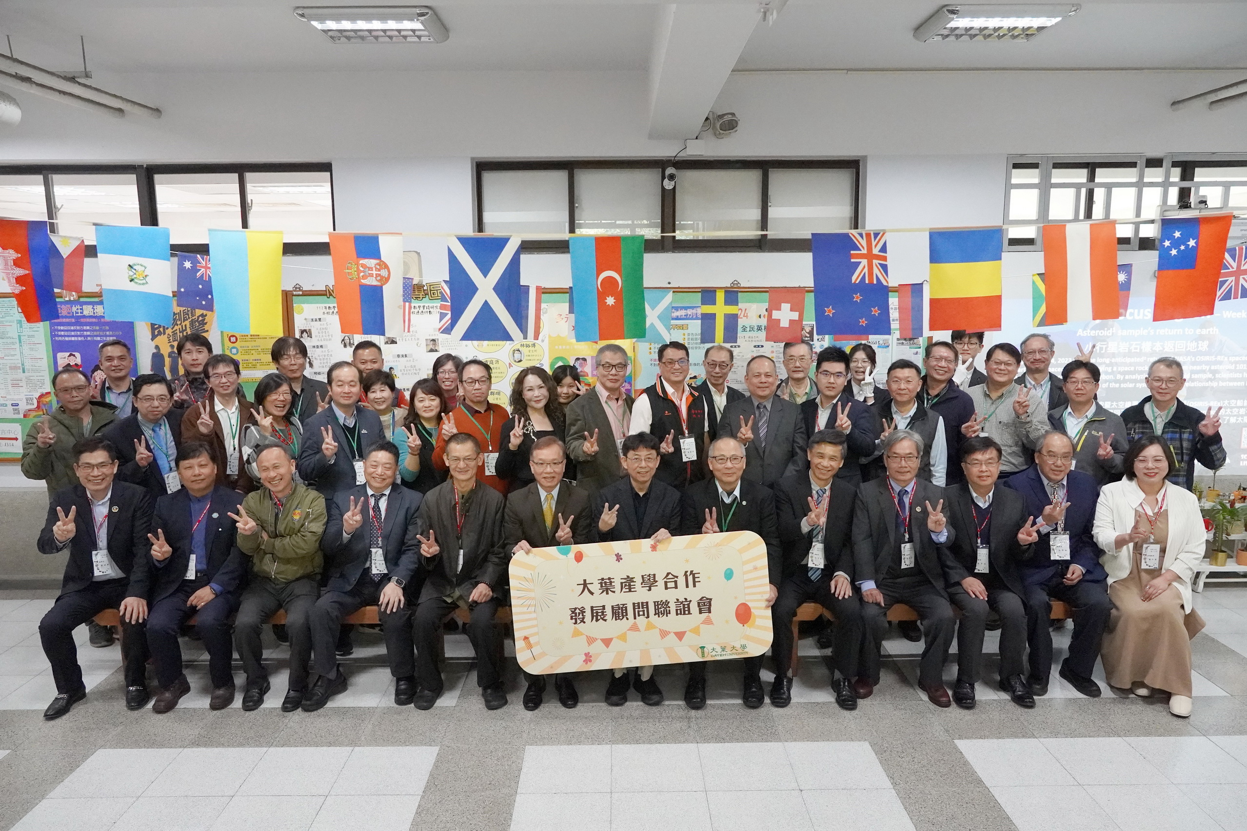 ▲大葉大學葉釋仁副校長(左)頒發產學顧問聘書給曾獲神農獎的張富欽。（記者張溎壕攝）