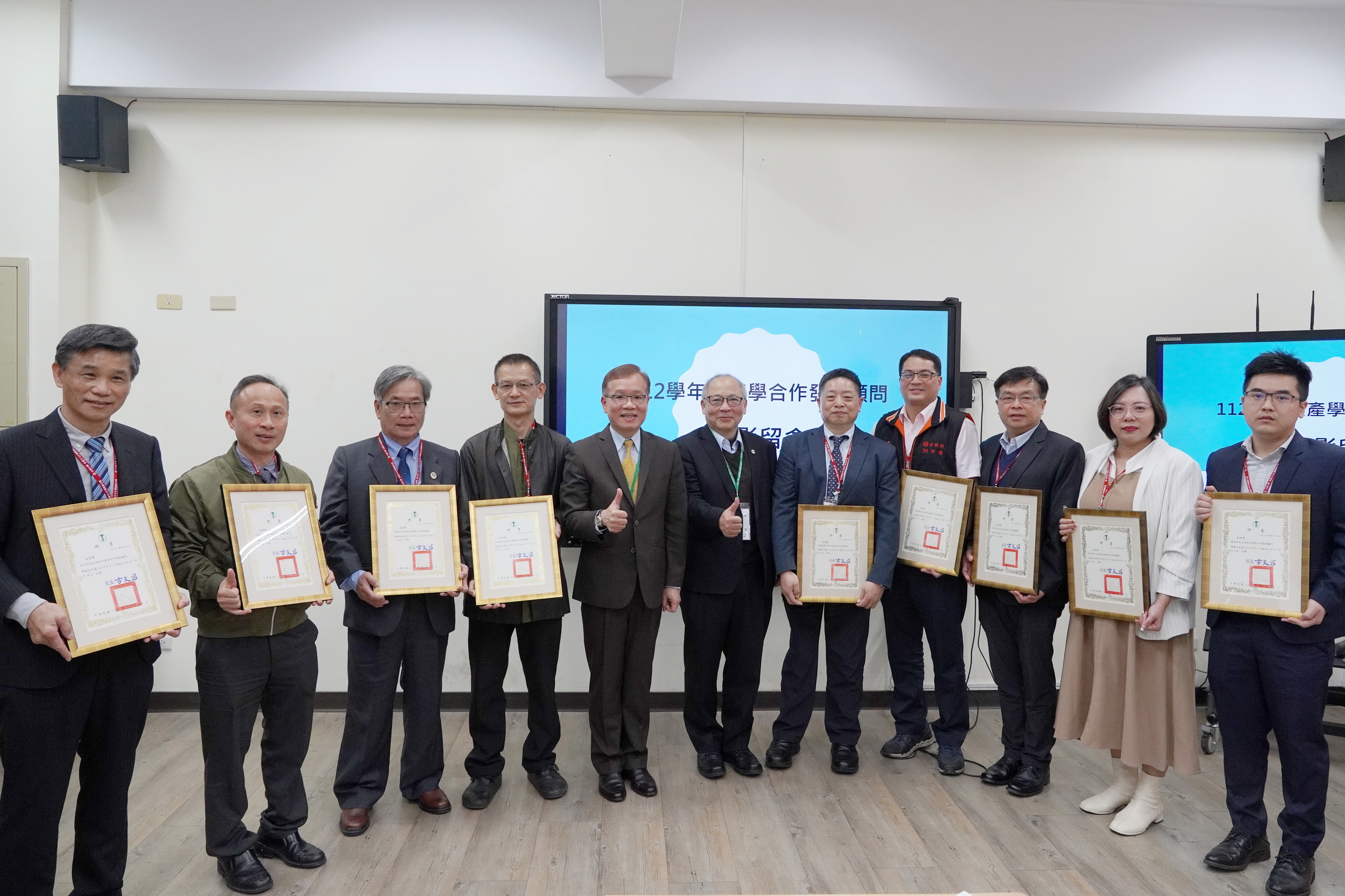 ▲大葉大學頒發112學年度產學顧問聘書給9位企業家。（記者張溎壕攝）