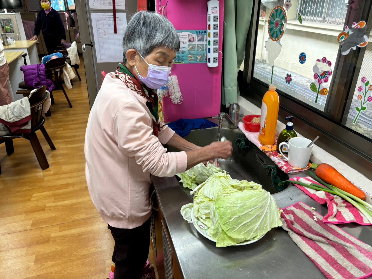 ▲彰化榮家日照中心舉辦手作高麗菜煎餅活動，讓參與的失智長者們在歡笑聲中重拾烹飪的樂趣，並勾起了濃濃的懷舊情懷。（記者張溎壕攝）