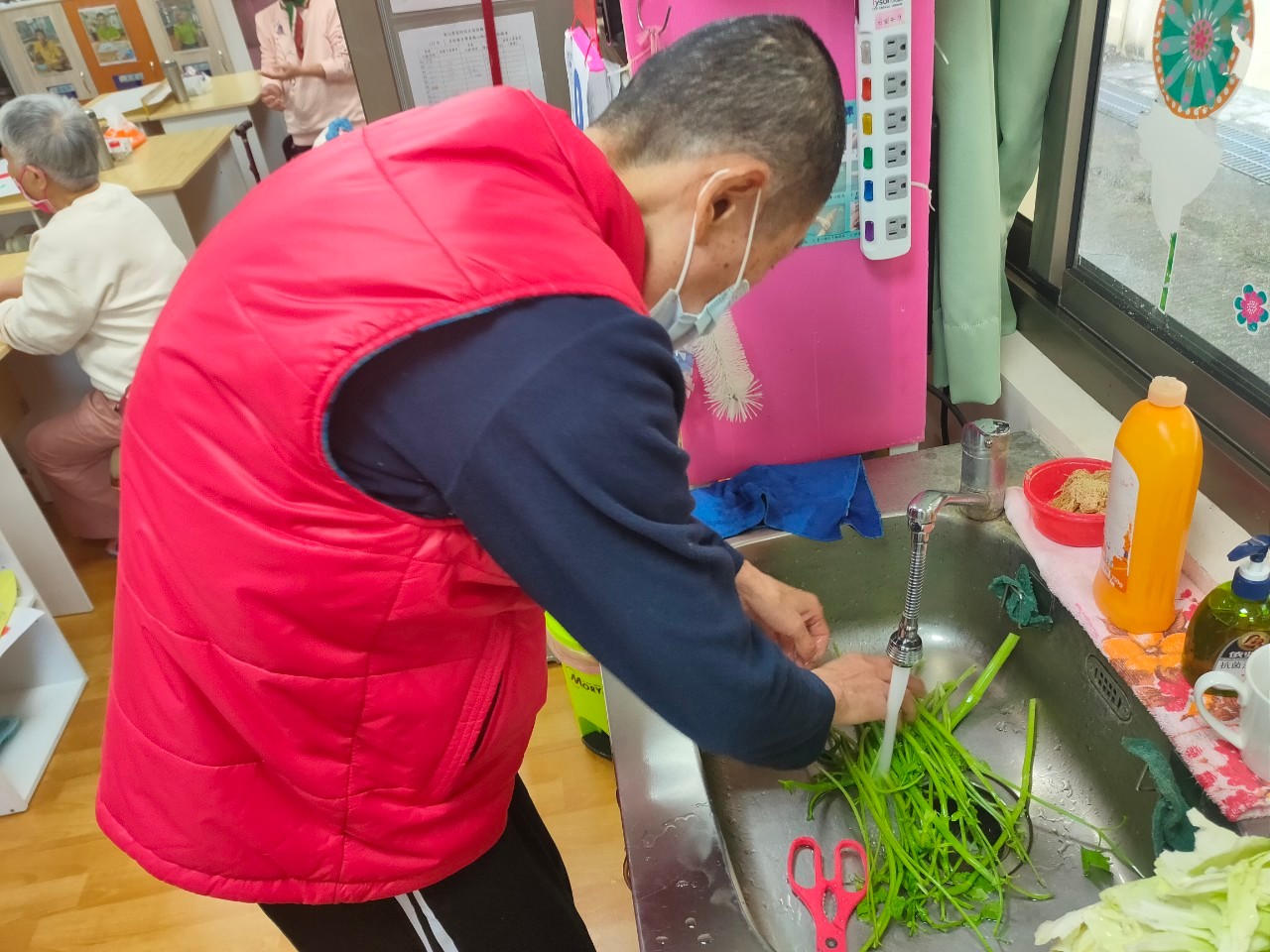 ▲彰化榮家日照中心舉辦手作高麗菜煎餅活動，讓參與的失智長者們在歡笑聲中重拾烹飪的樂趣，並勾起了濃濃的懷舊情懷。（記者張溎壕攝）