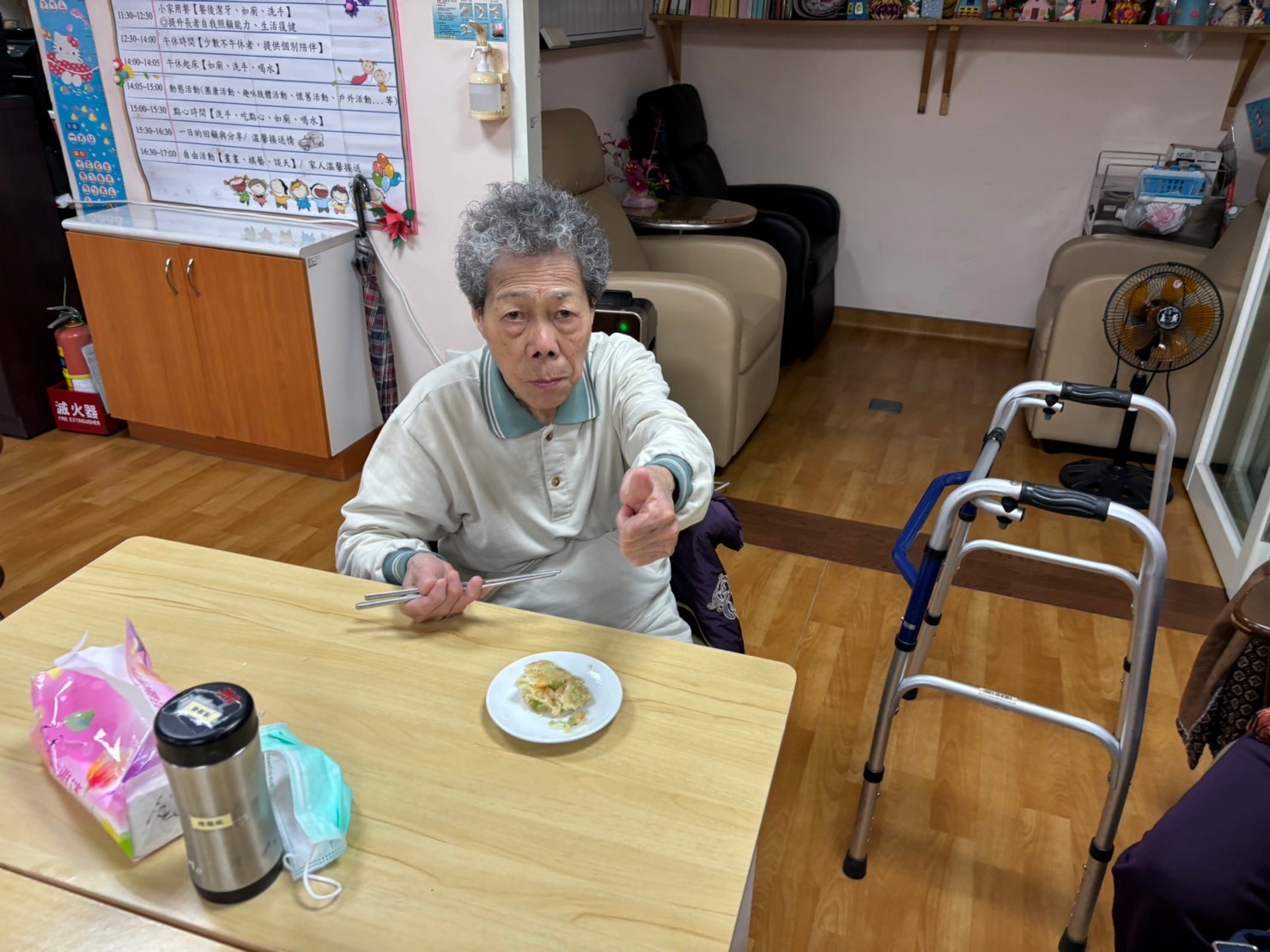 ▲彰化榮家日照中心舉辦手作高麗菜煎餅活動，讓參與的失智長者們在歡笑聲中重拾烹飪的樂趣，並勾起了濃濃的懷舊情懷。（記者張溎壕攝）
