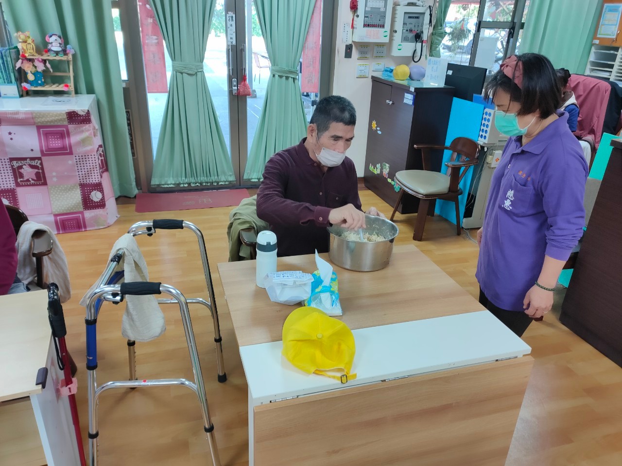 ▲彰化榮家日照中心舉辦手作高麗菜煎餅活動，讓參與的失智長者們在歡笑聲中重拾烹飪的樂趣，並勾起了濃濃的懷舊情懷。（記者張溎壕攝）