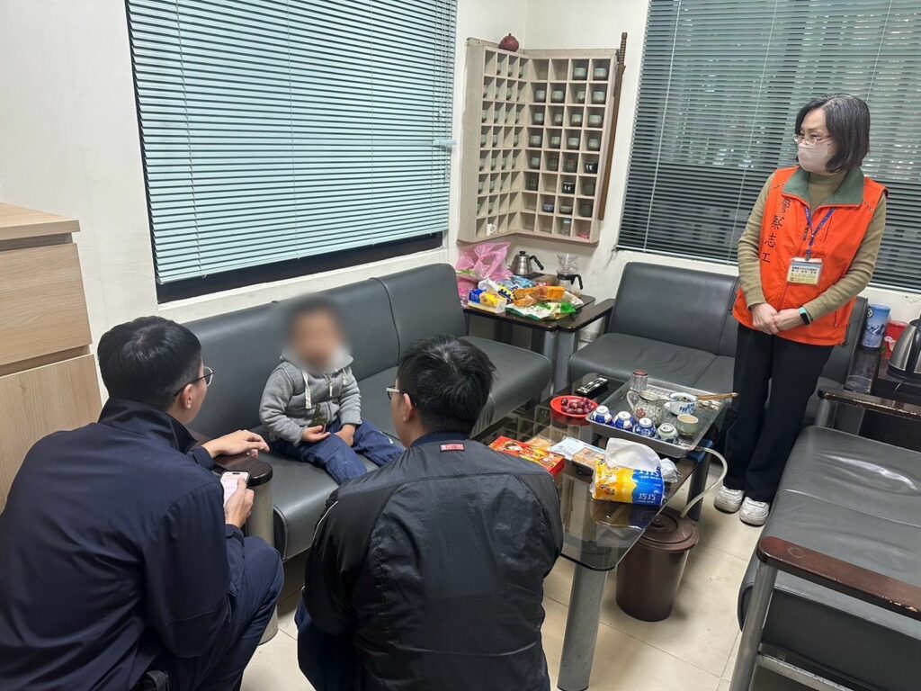 警員蔡价剛及何家陞透過男童的隻字片語,員警們才拼湊出男童的資訊