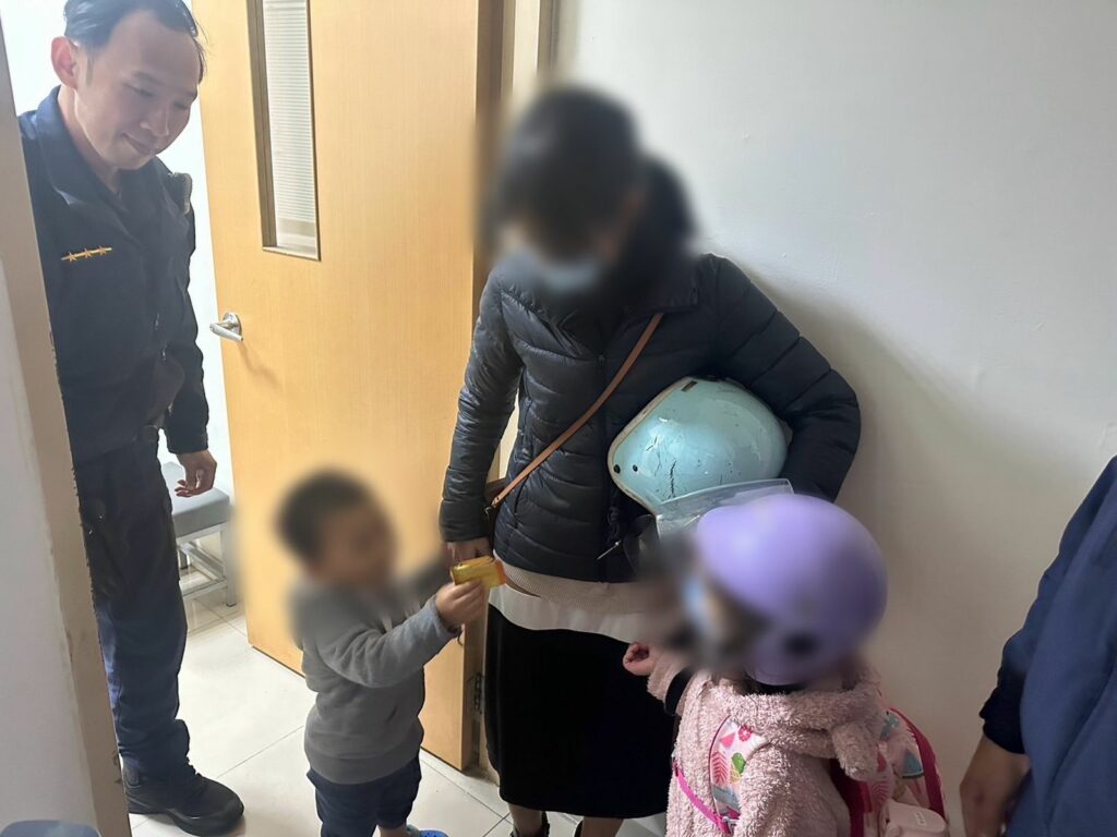 所幸有好心民眾見狀趕緊報警,讓母子倆能順利重聚