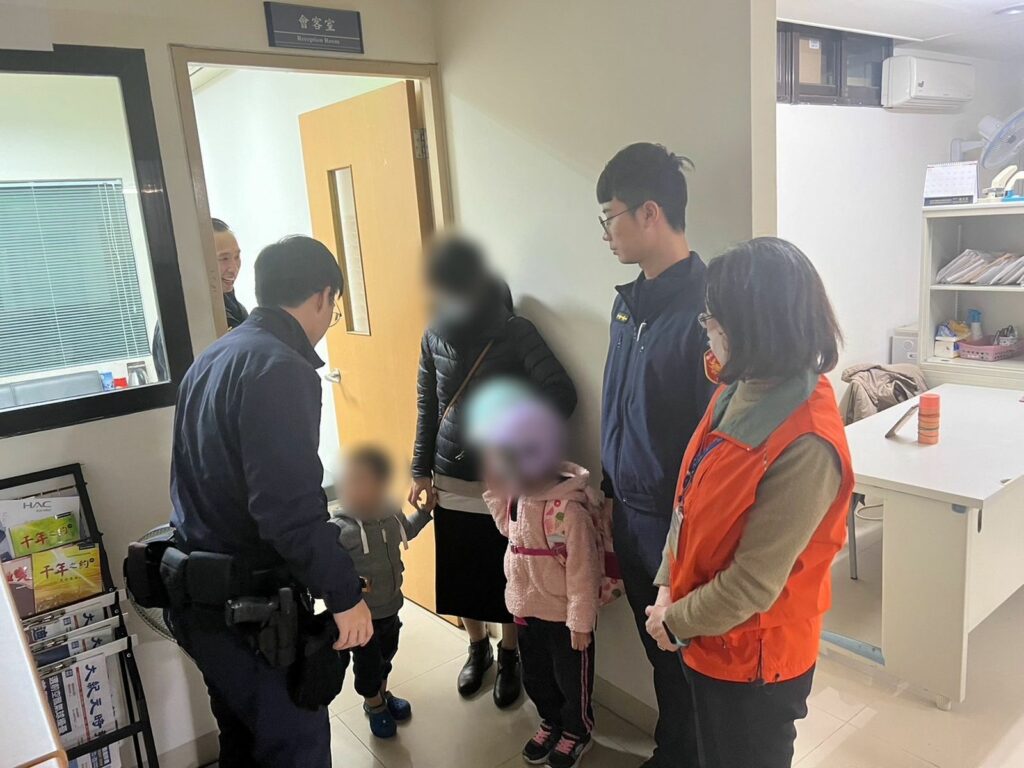 媽媽帶回詹童,男童離開時也笑著跟所內的警察哥哥們道謝