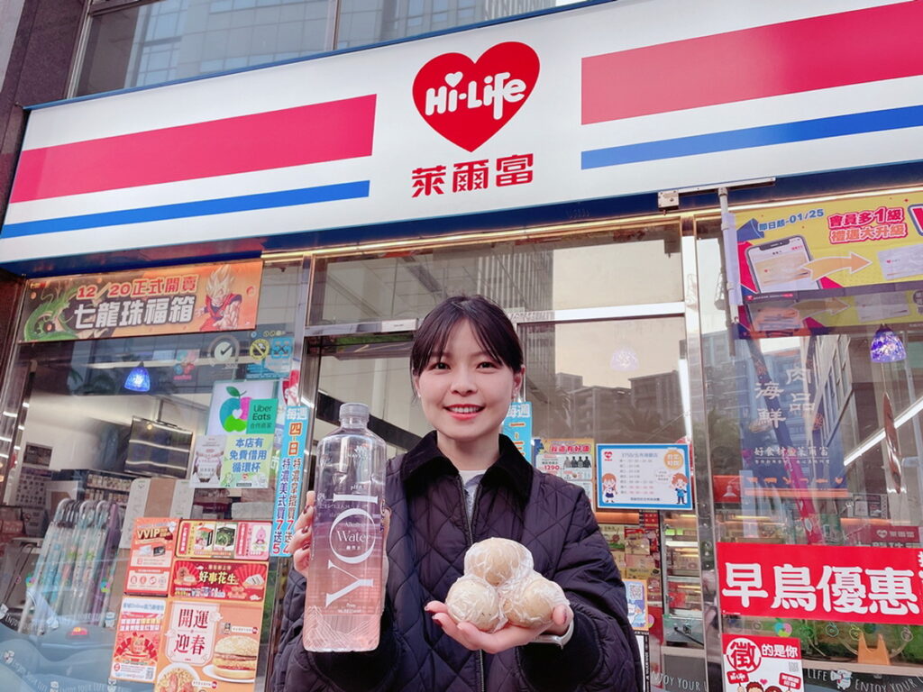 萊爾富選戰優惠主打便攜式鮮食,即日起至1月30日推出3顆茶葉蛋加1元送指定瓶裝水