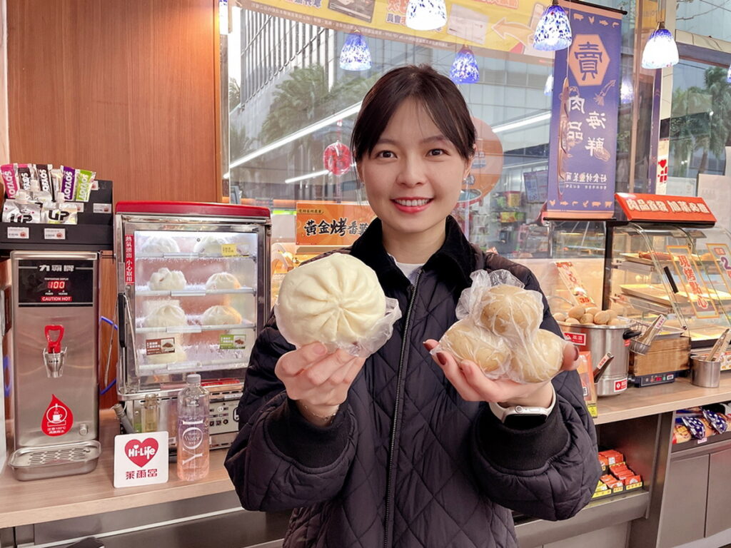 萊爾富祭出選舉優惠3顆茶葉蛋加1元送指定瓶裝水,還有原鄉人系列香蔥鮮肉包、香菇脆筍鮮肉包加15元多1件