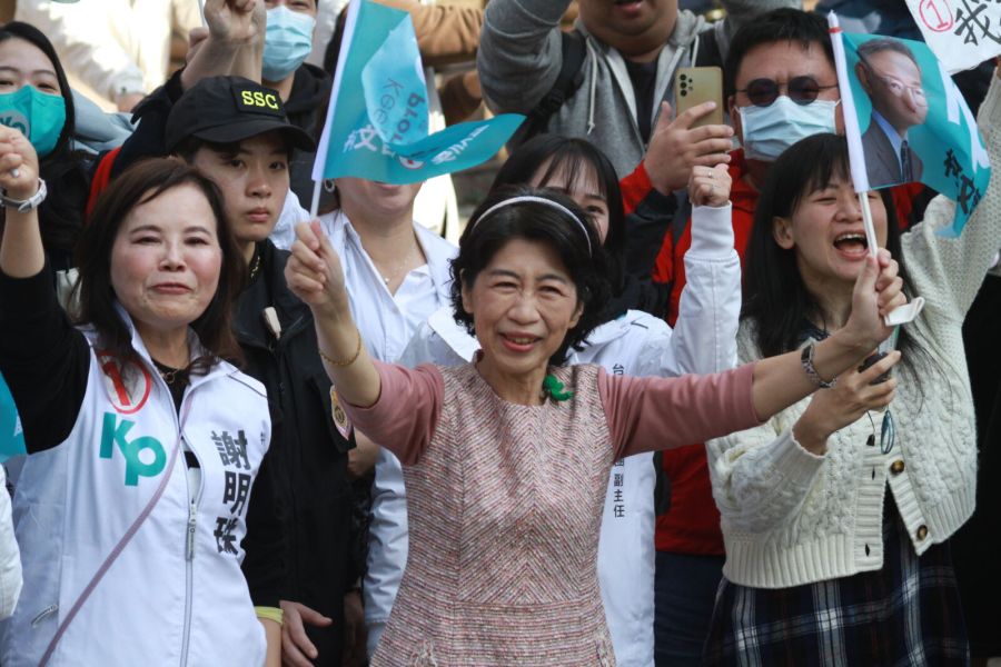 柯文哲台北車掃 于美人相遇拿柯旗相挺 陳佩琪家門前應援 216 陳珮琪出來為丈夫應援。(方炳超攝)