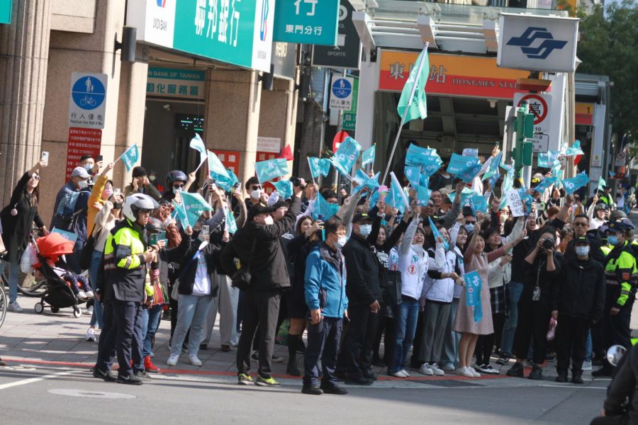 柯文哲台北車掃 于美人相遇拿柯旗相挺 陳佩琪家門前應援 217 陳珮琪出來為丈夫應援。(方炳超攝)