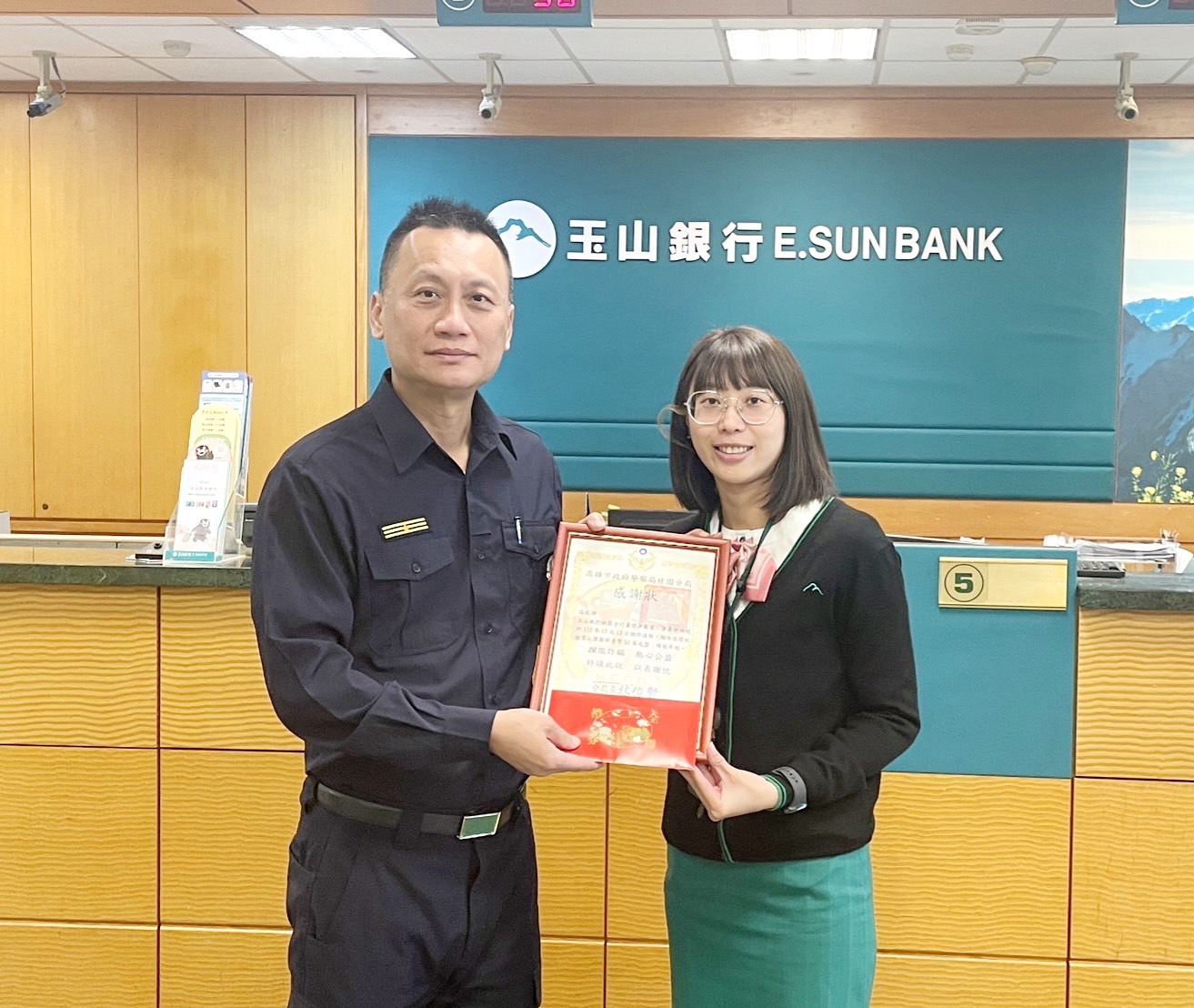 林俊賢分局長（左）親自頒獎有功人員。〈圖/記者蔡宗武翻攝〉