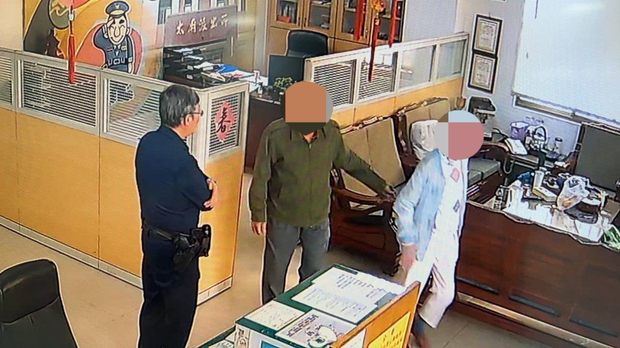▲老婦親情難忘外出百里尋親迷途，歸仁暖警協助返家團圓。〈圖/記者蔡宗武翻攝〉
