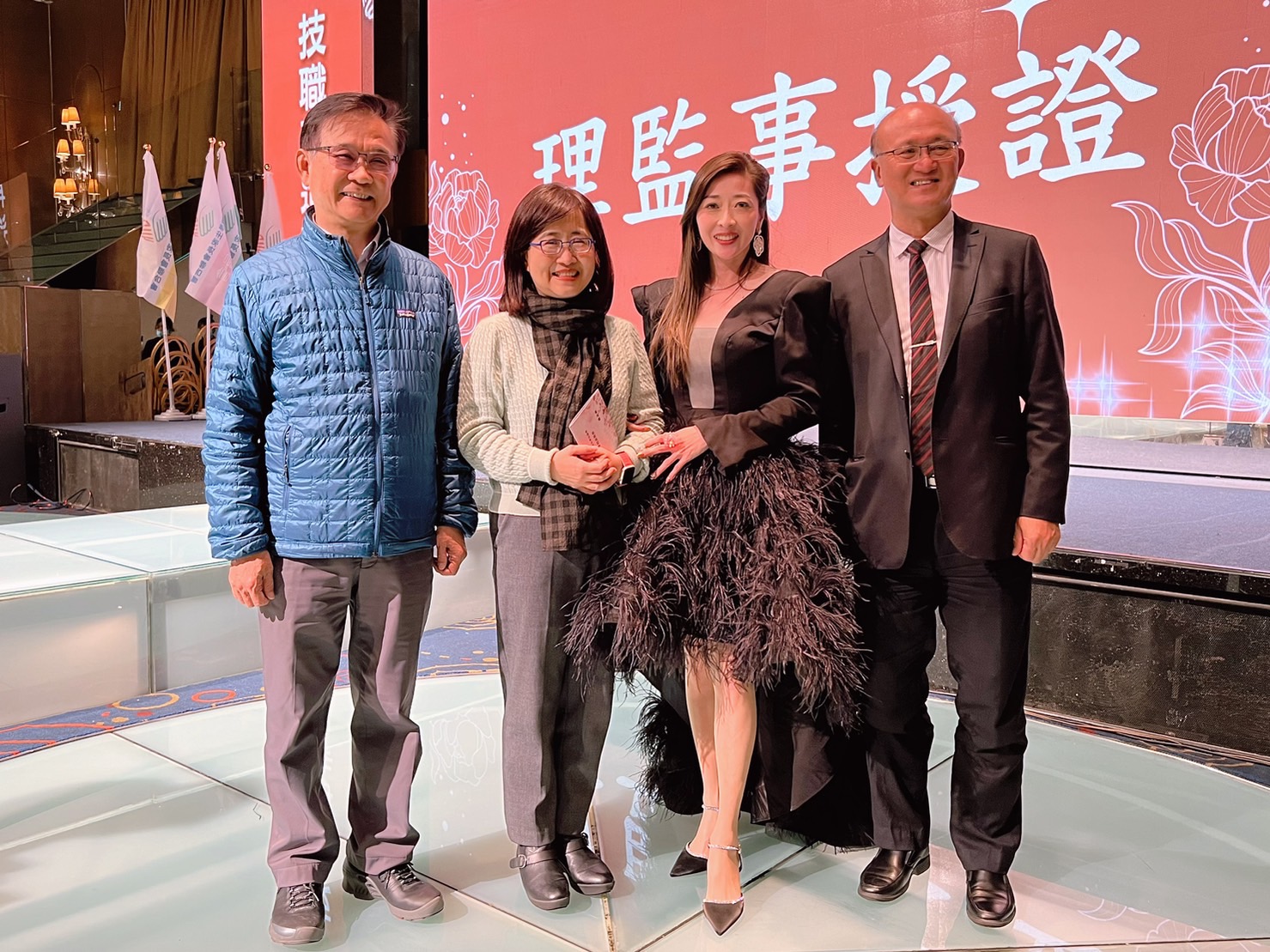 台北市高職學生家長會聯合會總會長蔡巧貴(右二)、台北市副市長林奕華(左二)、教育局長湯志明(左一)、教育部常務次長林騰蛟(右一)合影,共同支持高職教育。(記者張欽翻攝)
