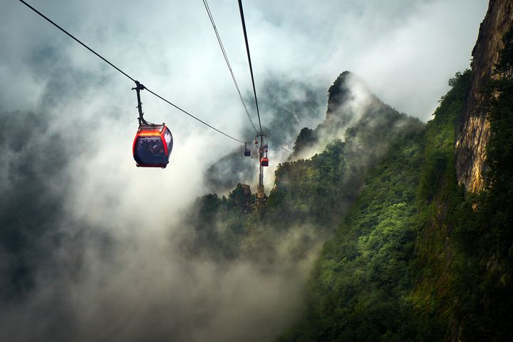 登上天門山乘坐世界最長高山纜車,走空中玻璃步道、攬佛國仙界美景。 圖:喜鴻假期/提供