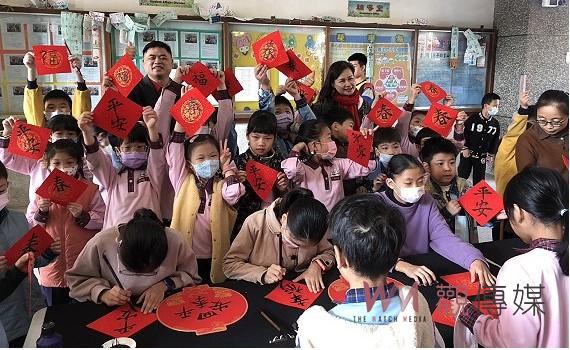 開筆為學校祈福 學童體驗揮毫寫春聯