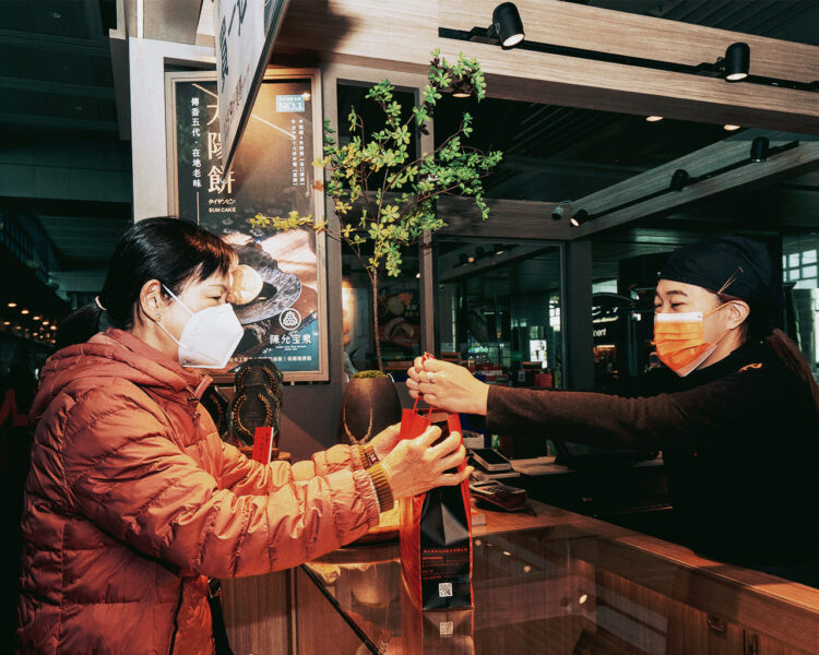 百年糕餅老店「陳允寶泉」以全新品牌形象樣貌進駐高鐵台中站,1月13日正式開幕迎賓。圖/陳允寶泉 提供