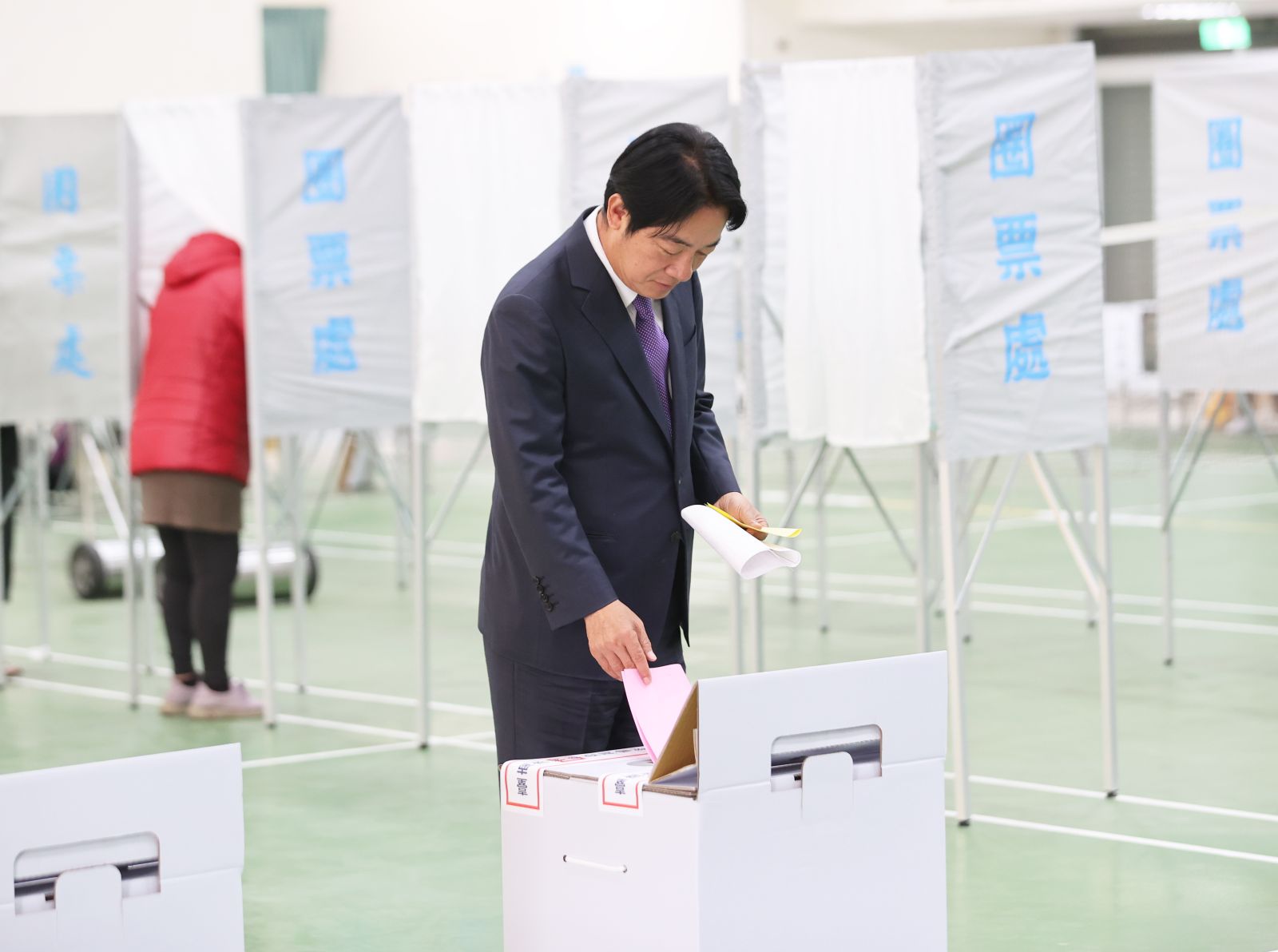 賴清德今天上午到安平國中投票。辛啓松攝