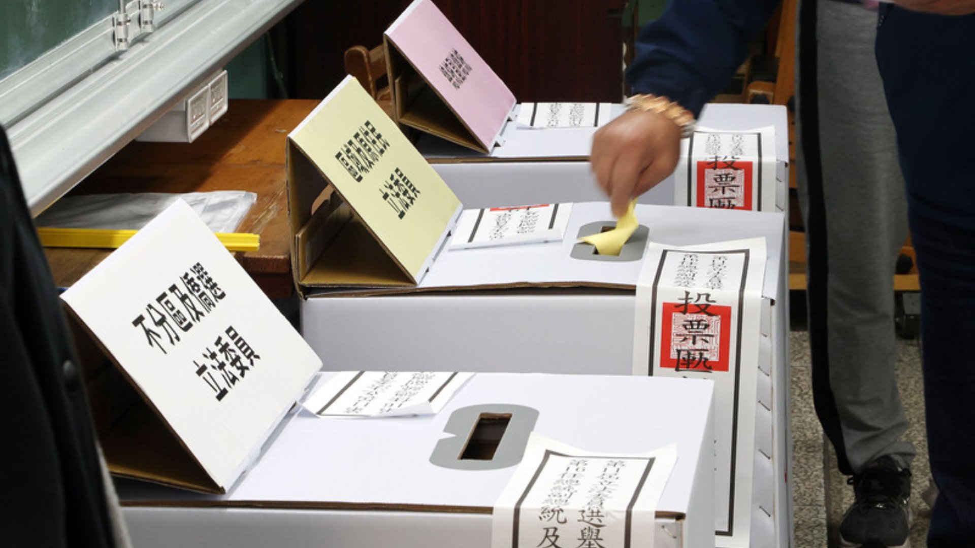 具雙重國籍的台裔美國人要投票必須買機票、遠渡重洋回台針對第16任總統副總統及第11屆立法委員選舉投票。中央社