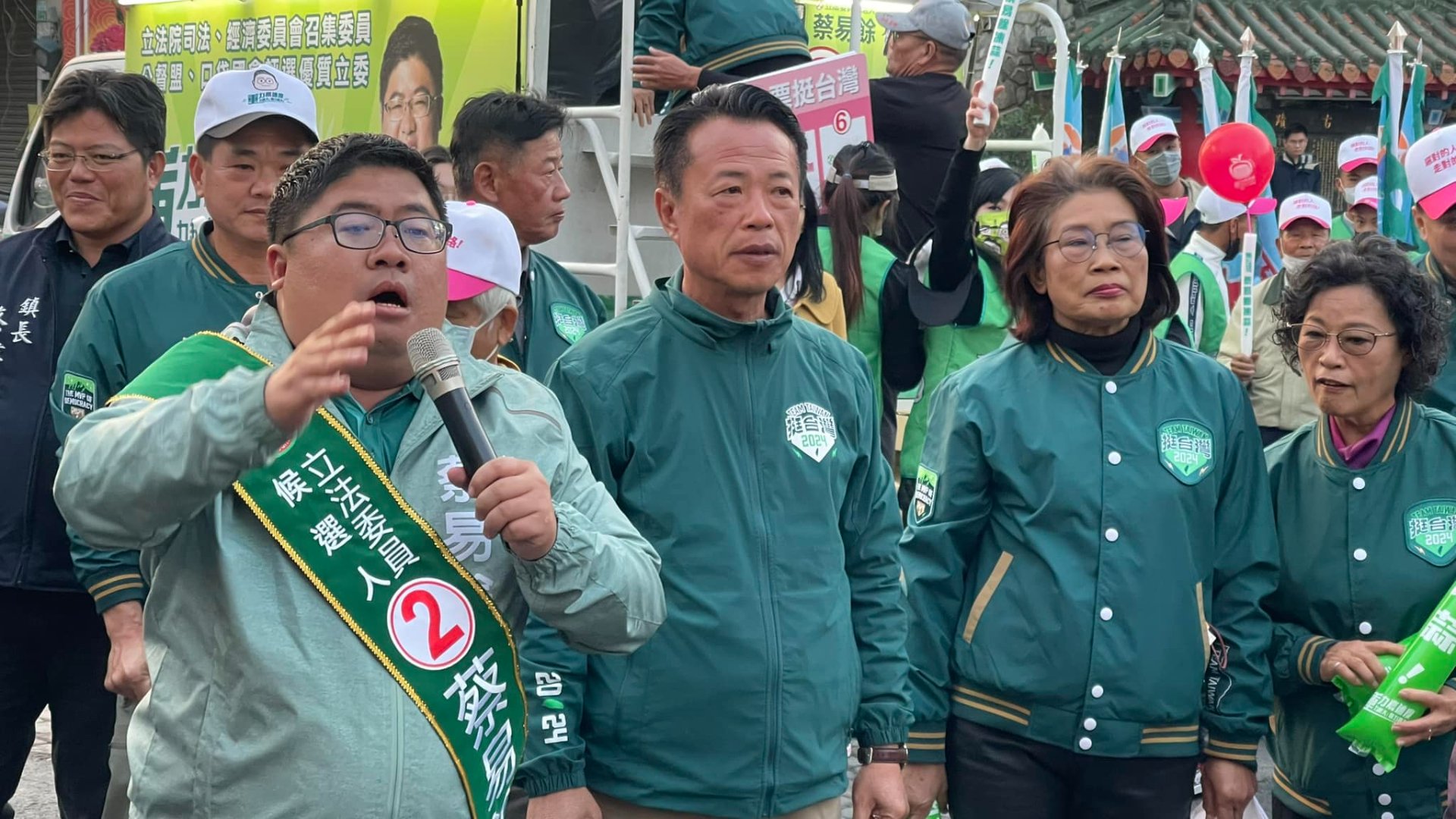 民進黨立委蔡易餘（左一）成功連任，完成三連霸任務。翻攝蔡易餘臉書