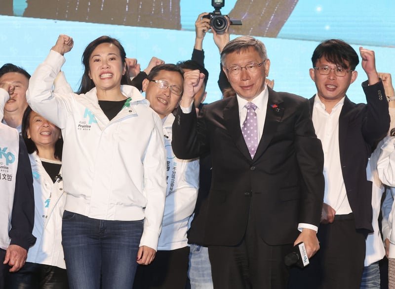 柯文哲約晚間8時許現身在競選總部,向現場支持民眾喊話。中央社