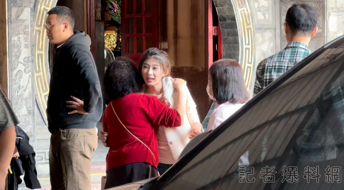 ▲李明璇投完票後遇熱情民眾向她加油。（圖／記者金東天攝）