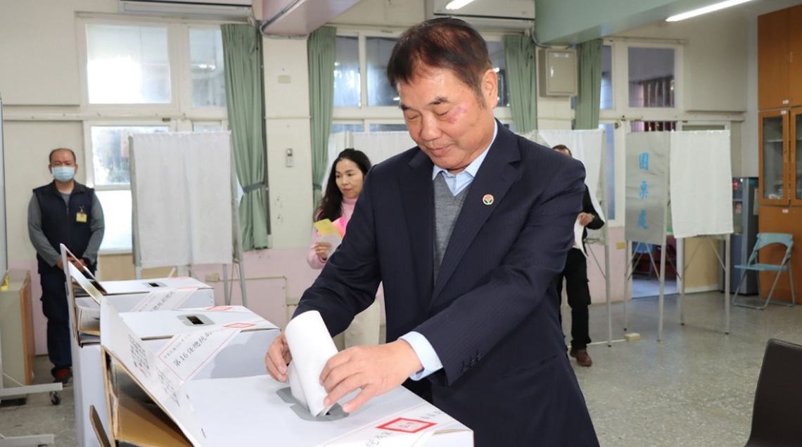 2024大選今舉行 鍾東錦伉儷投票呼籲選賢與能