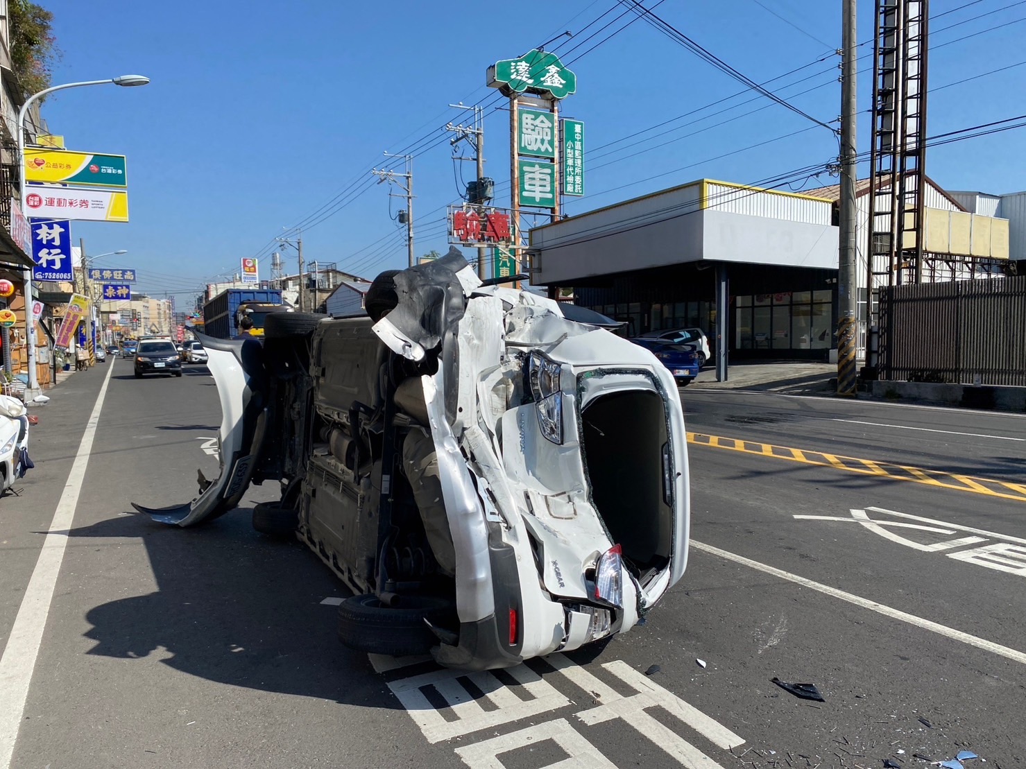 ▲彰化市彰鹿路發生三車碰撞車禍,其中一輛左車被側撞後,四輪朝天,造成一人受傷。(民眾提供)