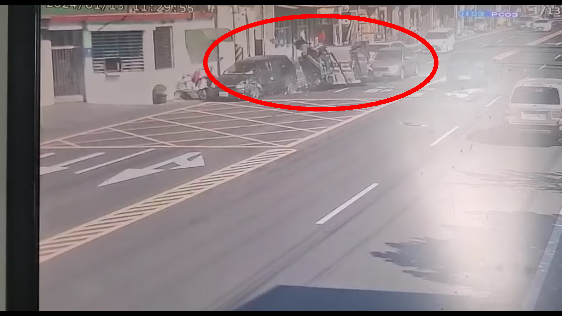 ▲彰化市彰鹿路發生三車碰撞車禍，其中一輛左車被側撞後，四輪朝天，造成一人受傷。（民眾提供）