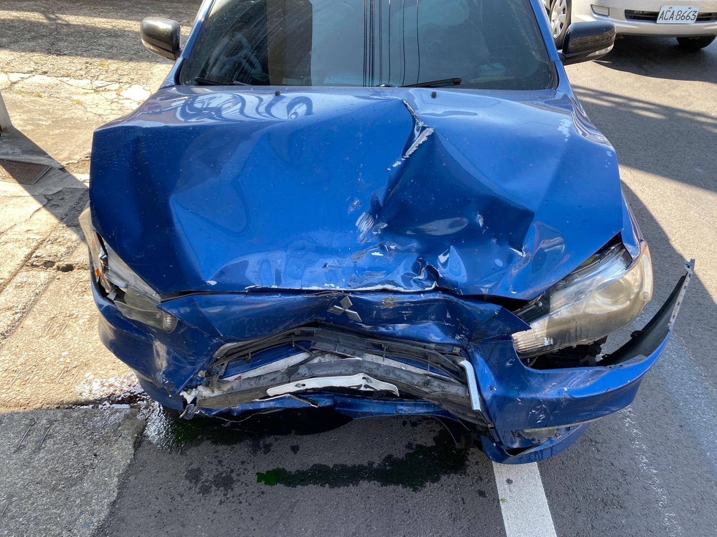 ▲彰化市彰鹿路發生三車碰撞車禍，其中一輛左車被側撞後，四輪朝天，造成一人受傷。（民眾提供）