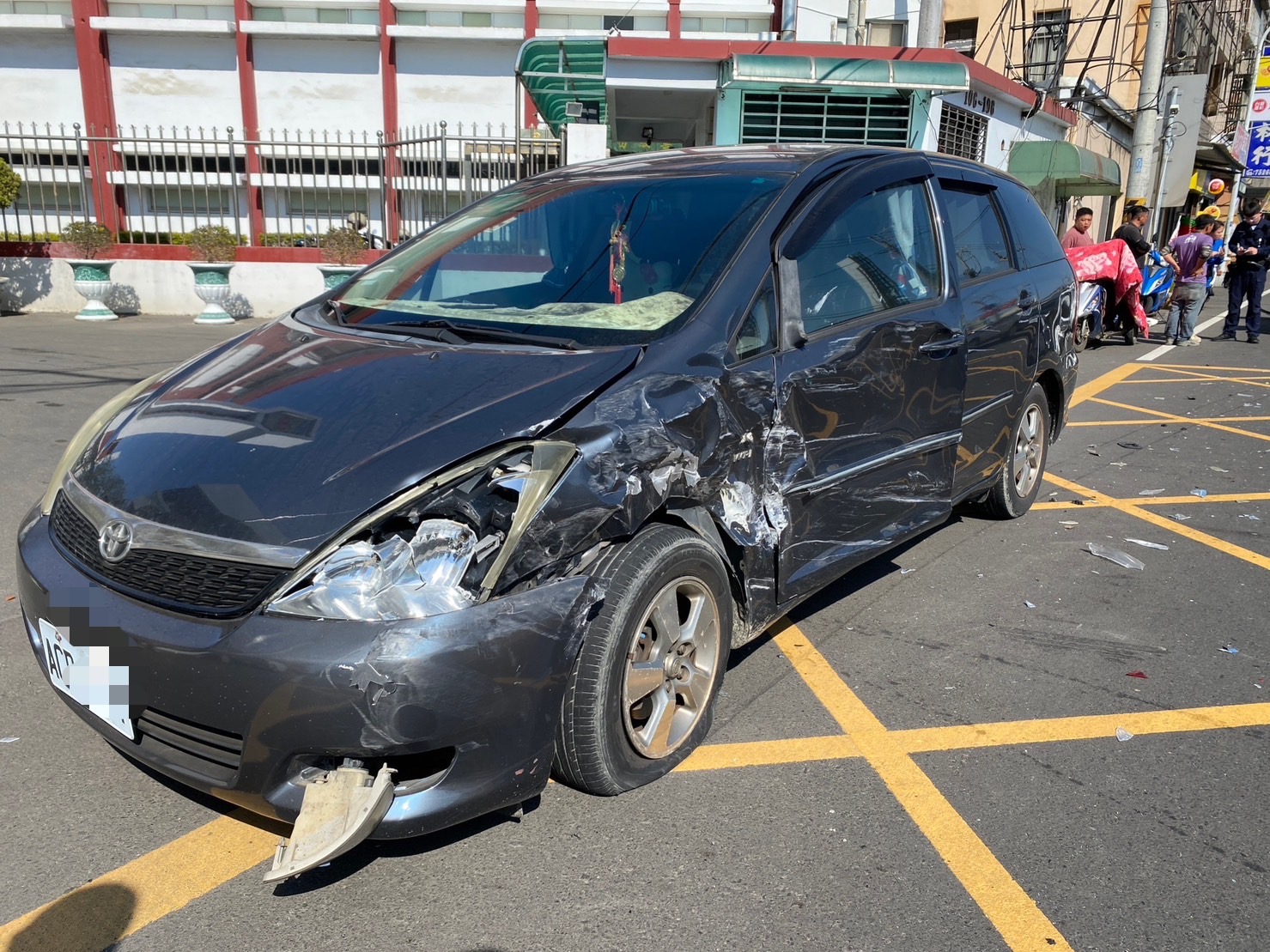 ▲彰化市彰鹿路發生三車碰撞車禍，其中一輛左車被側撞後，四輪朝天，造成一人受傷。（民眾提供）