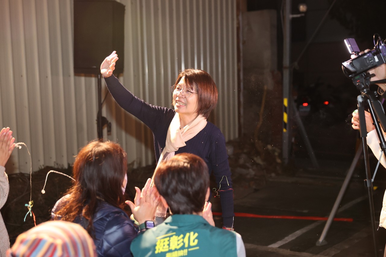 ▲彰化第二選區立委候選人黃秀芳宣布勝選，支持者高呼「黃秀芳凍蒜」，恭喜聲不斷，並以深深一鞠躬感謝鄉親支持。（黃秀芳競總提供）