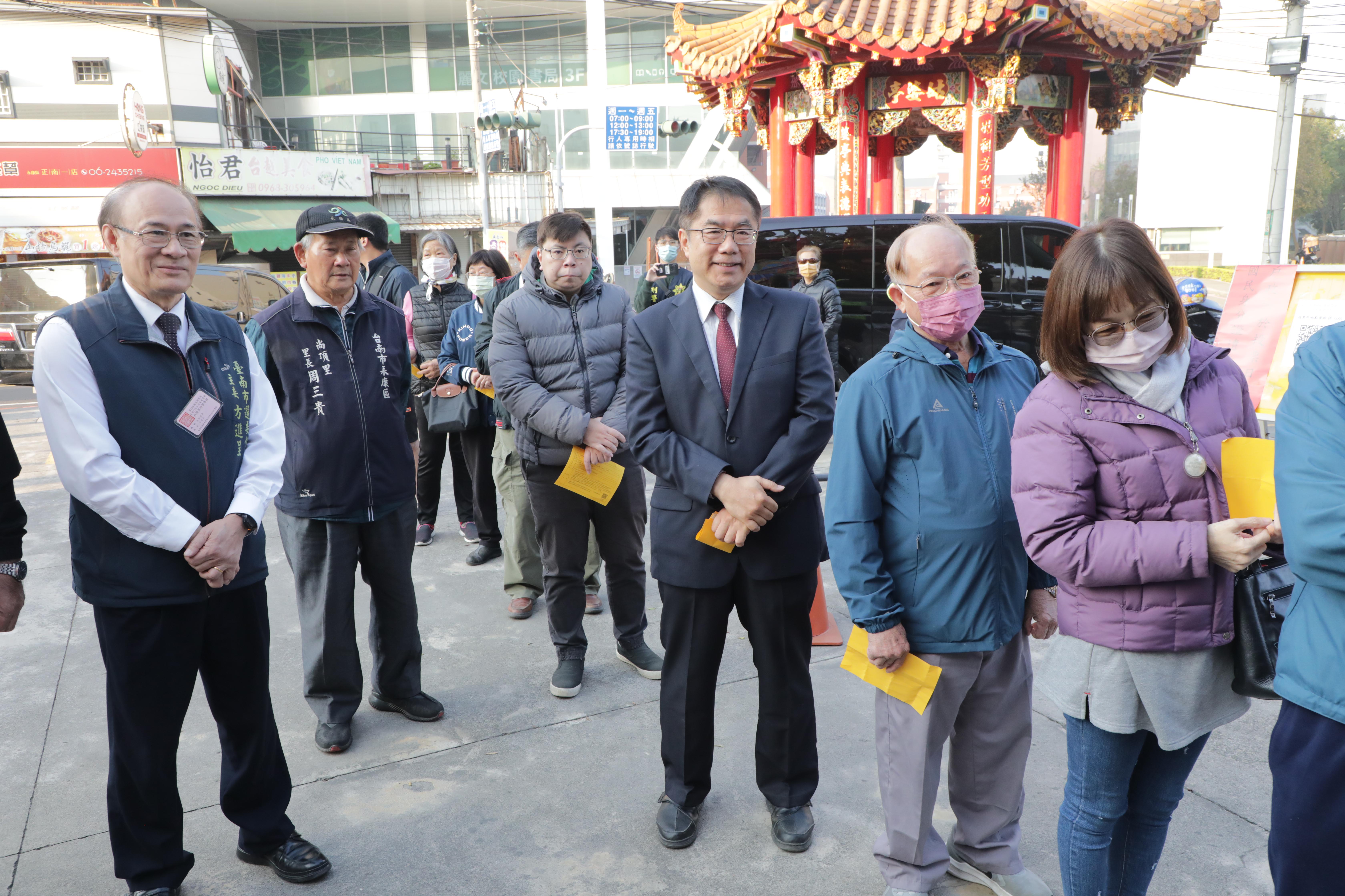 黃偉哲晨起排隊投票 賴清德返安平投票