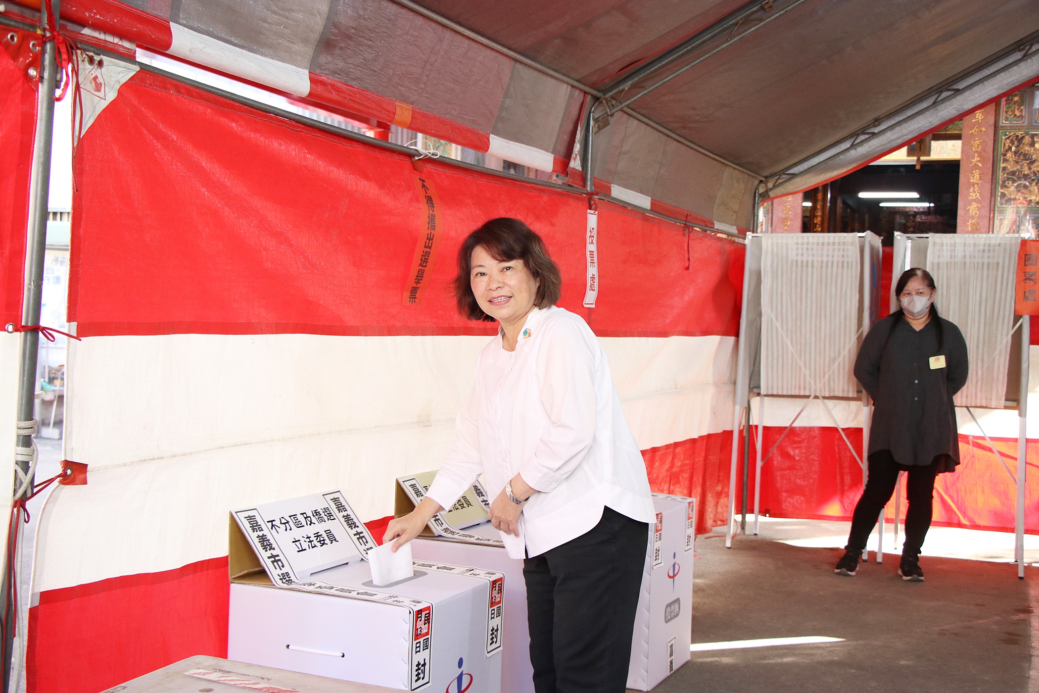 黃敏惠市長陪同母親投下神聖一票　見證嘉義市民踴躍參與選舉盛況
