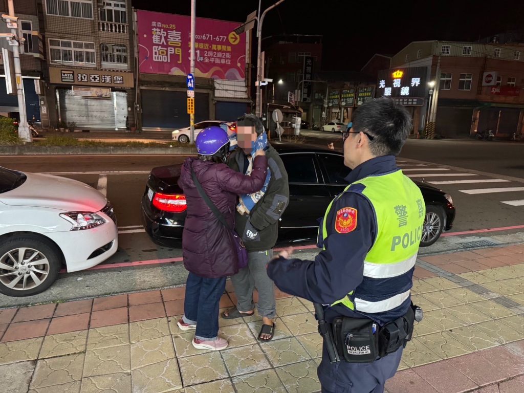 急凍寒夜男子呆坐超商內 尖山警積極協助返家
