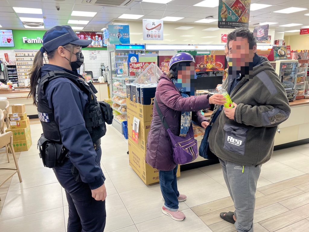急凍寒夜男子呆坐超商內 尖山警積極協助返家
