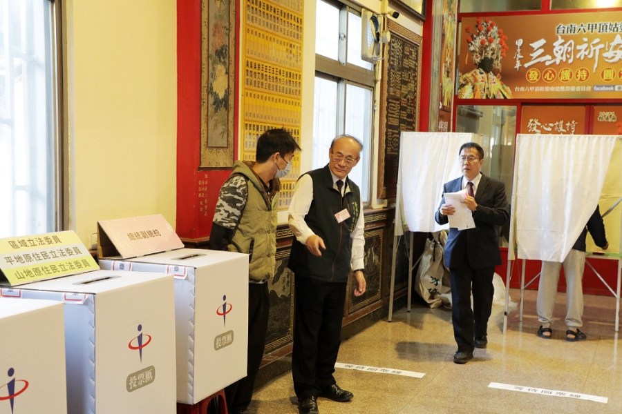 投票日 台南市選委員會主委方進呈 巡視投開票所慰問工作人員辛勞 227