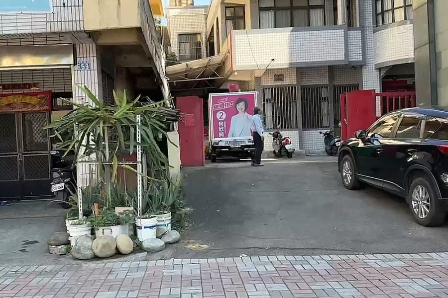 何欣純宣傳車停投票所旁 選委會:蒐證後審查是否違法 222 何欣純宣傳車停投票所旁 選委會:蒐證後審查是否違法 221