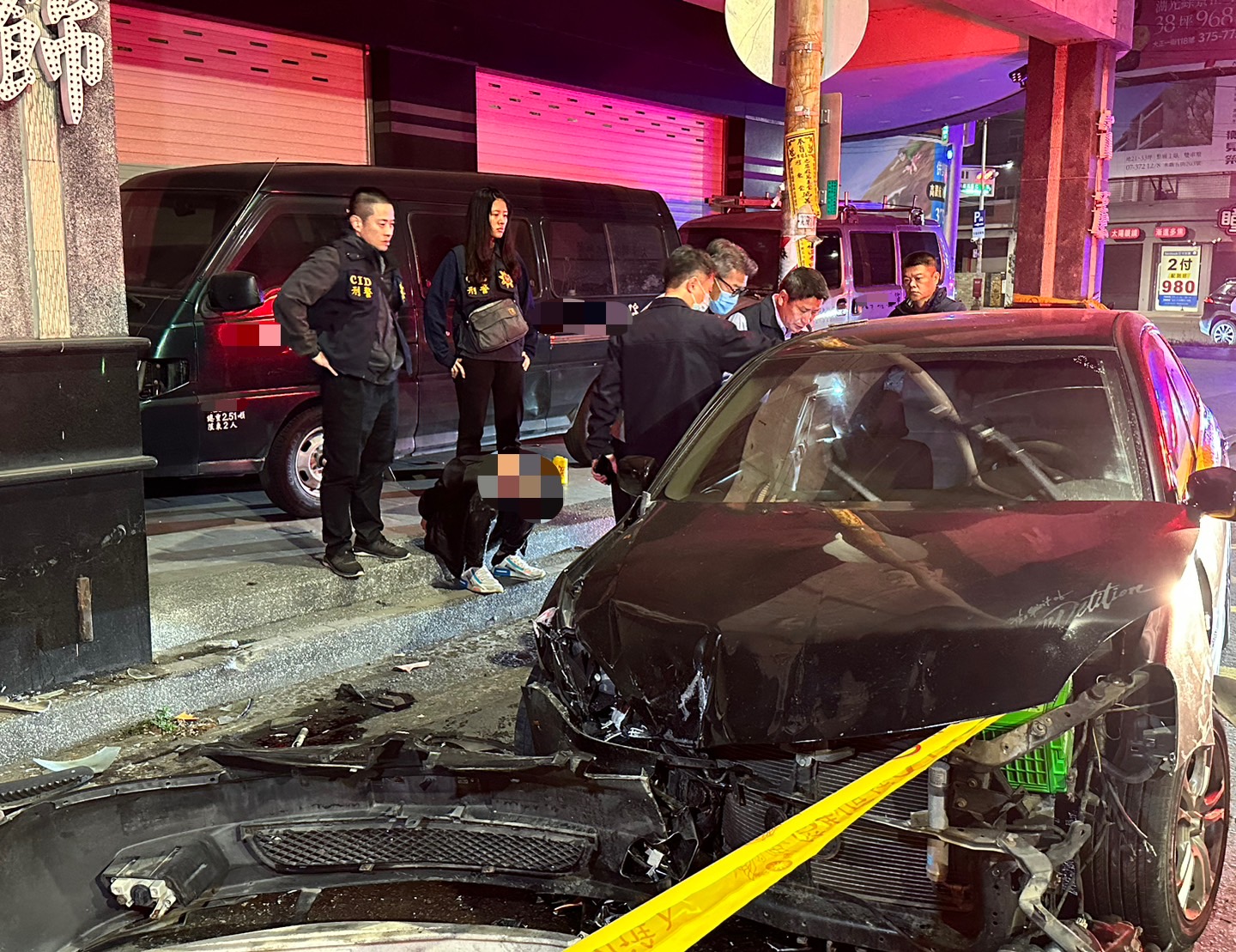 ▲行車糾紛致碰撞涉公危 警獲報速抵現場逮捕現行犯送辦。〈圖/記者蔡宗武翻攝〉