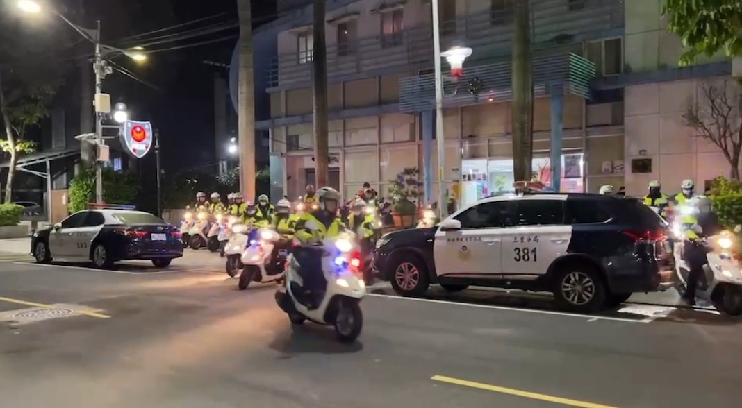 警方出動維持選舉治安。(記者宋紹誠翻攝)