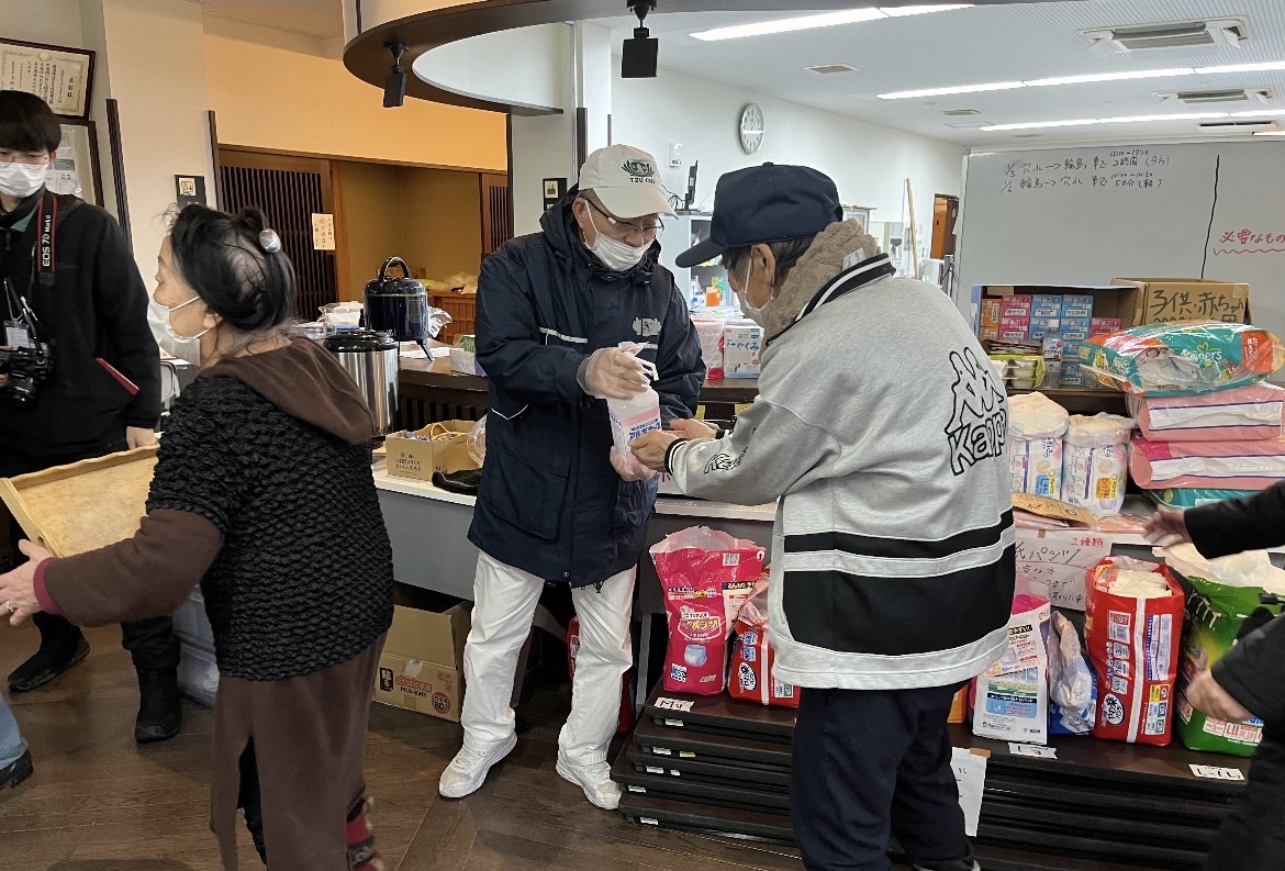▲慈濟日本分會1月13日中午前在石川縣穴水町提供約300人份熱食發放。(圖為慈濟基金會提供)
