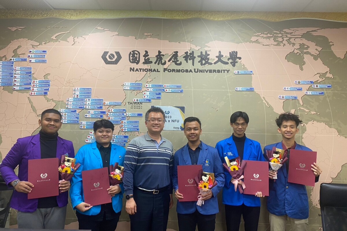 ▲虎科大國際長陳立緯(左三)頒發結業證書予112年「印尼國際移動力獎學金計畫」受獎生。。(記者劉春生攝)