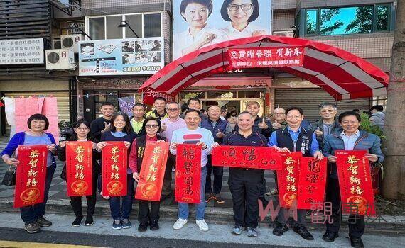 新春揮毫送春聯!中市議員朱暖英:迎接新年新氣象